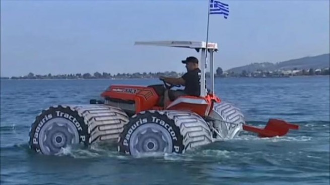 Греческий трактор «бороздит» моря