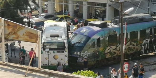 Столкновение электрички с автобусом недалеко от центра Афин