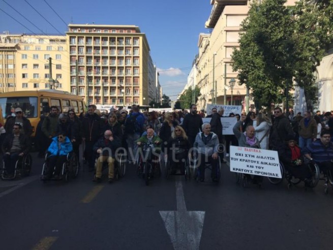 Митинг в центре Афин людей с ограниченными возможностями