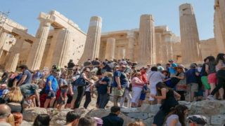 Travel Off Path назвало 7 популярных туристических направлений, где туристам уже не рады. Греция... в их числе