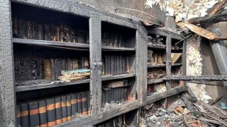 6500 редких книг сгорели дотла в результате пожара в Культурном центре Арисви на Лесбосе