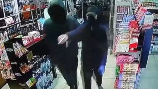 Очередное ограбление минимаркета преступниками, вооруженными пистолетами и ломами