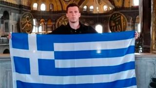 Мужчина развернул флаг внутри Святой Софии: "Навеки греческий город"
