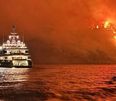 Яхта, с которой начался пожар на Гидре: 13 арестов, судно конфисковано (видео)