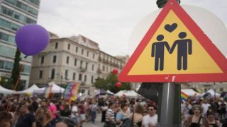 Однополые пары: что греки на самом деле думают о браке и деторождении