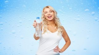 Опасность бутилированной воды: когда она вызывает головные боли и проблемы с желудком