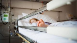 В больницу попала 6-летняя "пьяная" девочка