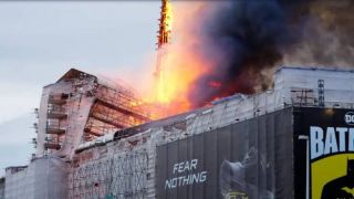 В Копенгагене сгорело здание фондовой биржи 17 века (видео)