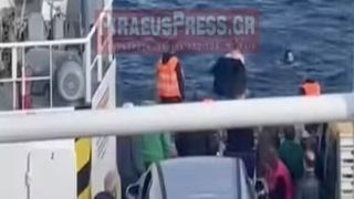 Видео: операция по спасению упавшего в море человека