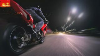 Безбашенный мотоциклист проехал 12 светофоров на красный свет