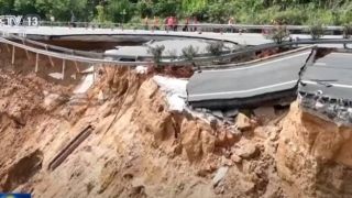 Китай: обвал шоссе, десятки жертв и травмированых (видео)