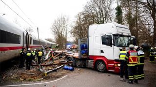 В Германии столкнулись поезд и грузовик, погиб один пассажир