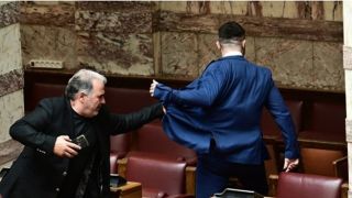 Депутат избил своего коллегу в парламенте Греции