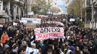 Греческие школьники и студенты митингуют, требуя "справедливости" для жертв Темпи