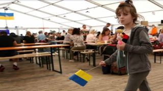 К украинским беженцам относятся в ЕС лучше, чем к приехавшим из других стран
