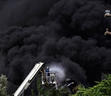 Взрыв на заводе в Северных Афинах: власти предупреждают о токсичном облаке