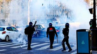 Париж: дикие столкновения между полицией и "черным" блоком