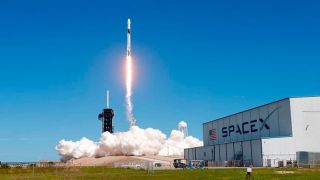 Комиссия по защите побережья Калифорнии «прекращает запуски Space X с космической базы Ванденберг, потому что Маск... поддерживает Трампа»