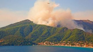 На Тасосе бушует лесной пожар: деревня эвакуирована, 2 раненых (видео)