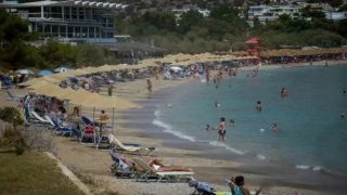 Сколько стоит вход и шезлонги на популярных пляжах Афин