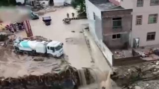 Китай: масштабные наводнения, вода сносит дома и мосты (видео)