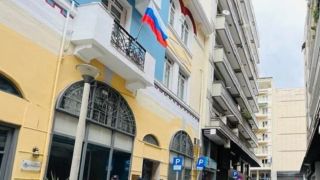Салоники: мужчина облил российское консульство белой краской