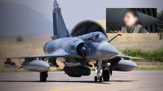 Паника? Женщина-пилот Mirage 2000-5, по необъяснимым причинам, катапультировалась во время приземления в Танагре