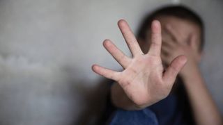 12-летний подросток находится под замком за изнасилование 9-летней девочки в Салониках