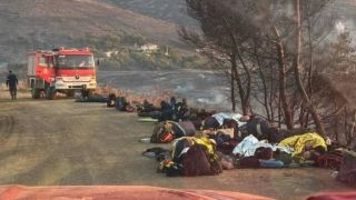 Фото - лучше тысячи слов: выбившиеся из сил пожарные спят прямо на дороге