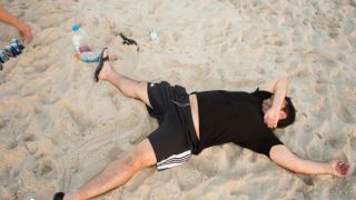 Алкоголь на пляже: почему это опасно