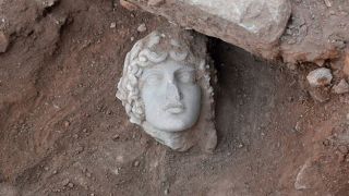 Голова статуи Аполлона, увенчанная лаврами, найдена в Филиппах
