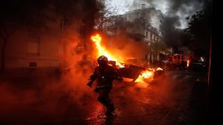 Инциденты на улицах Парижа после победы М. Ле Пен на европейских выборах