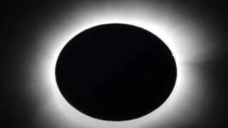 Миллионы людей на планете наблюдали за полным затмением Солнца (видео с Земли и из космоса)