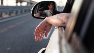 Привычка свешивать руку из окна автомобиля может дорого обойтись